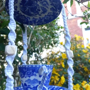 Mangeoire à oiseaux porcelaine chinoise avec sous tasse au dessus qui sert de chapeau