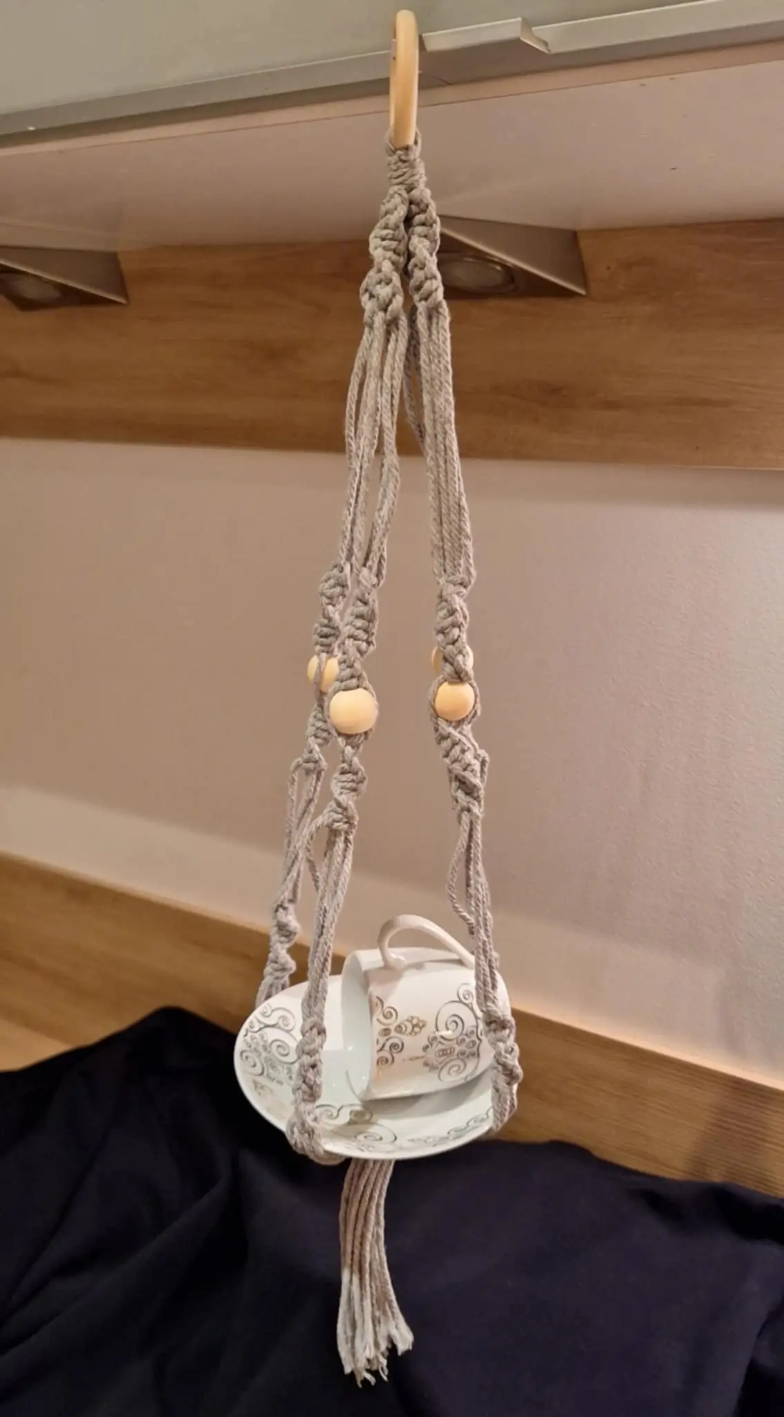 Une mangeoire fait main par un kit DIY, suspendu dans sur un meuble