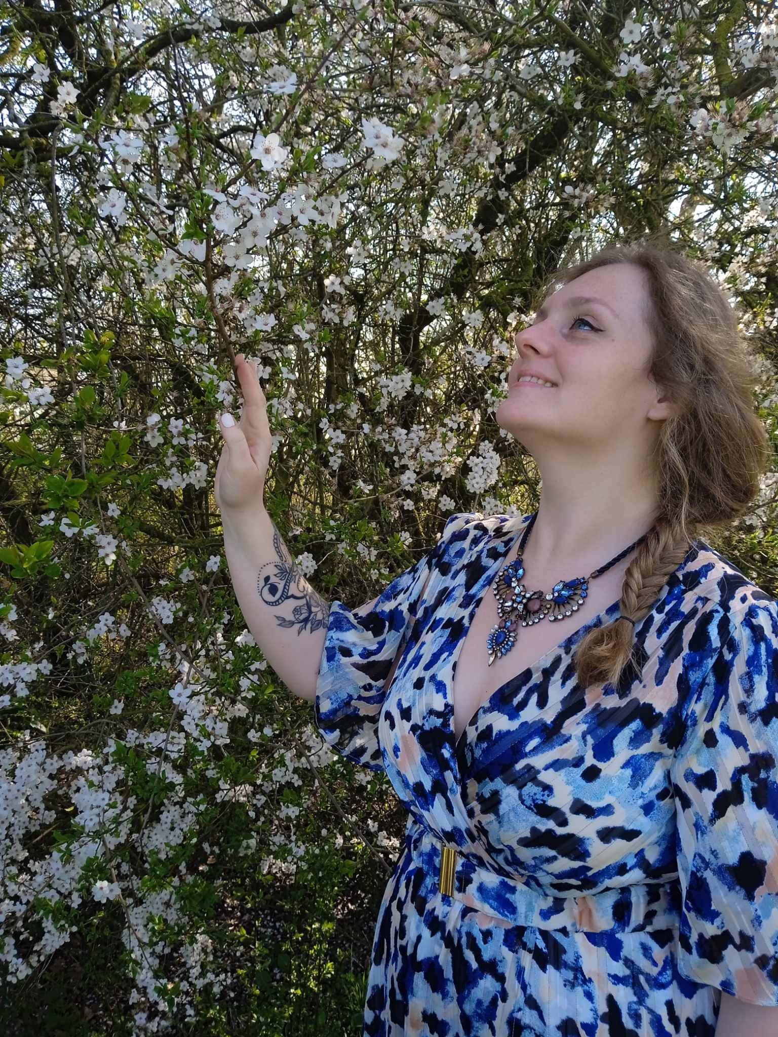 Millie regardant des bourgeons et fleurs