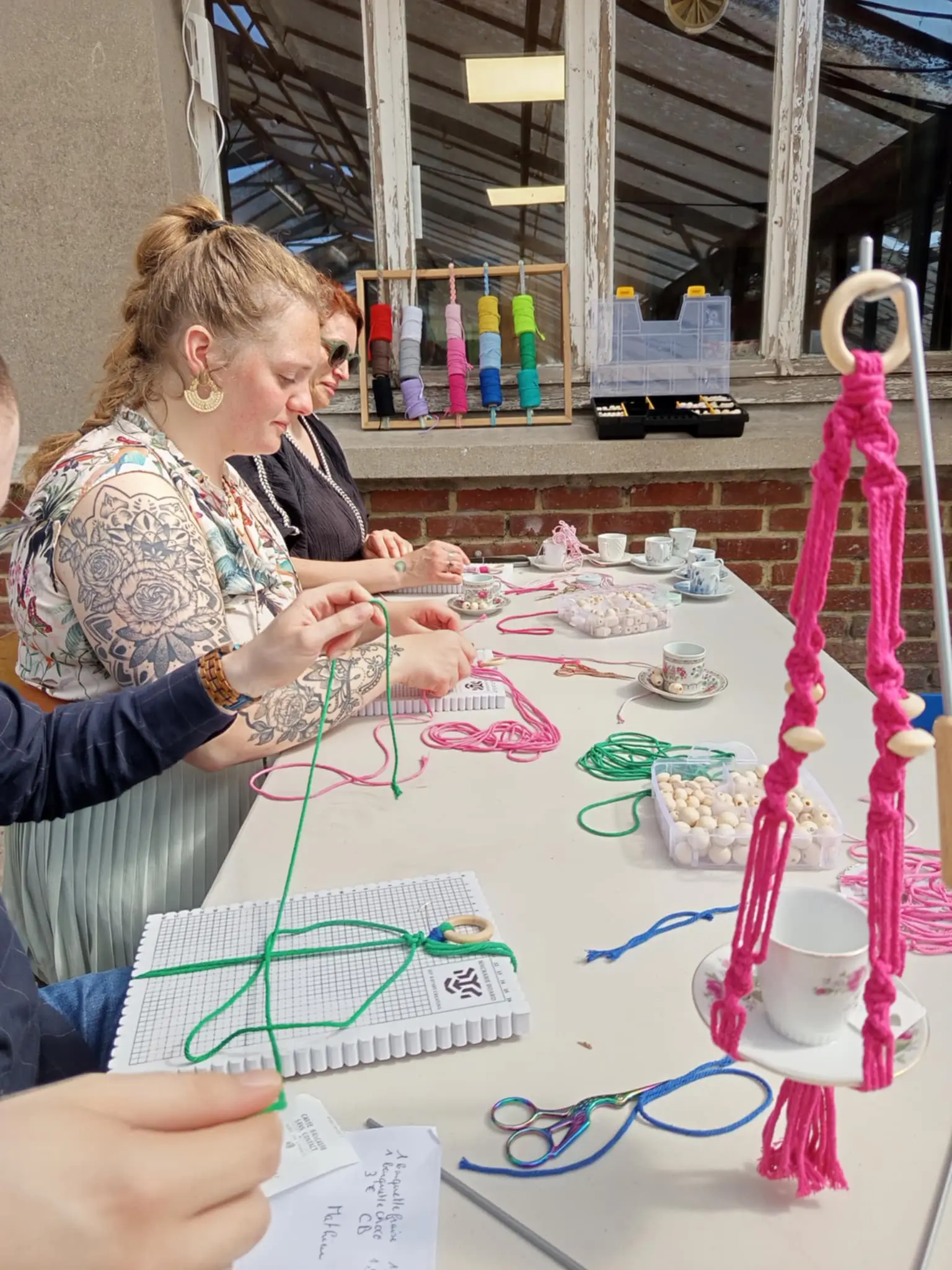 3 personnes autour d'une table qui réalise un atelier mangeoire à oiseaux