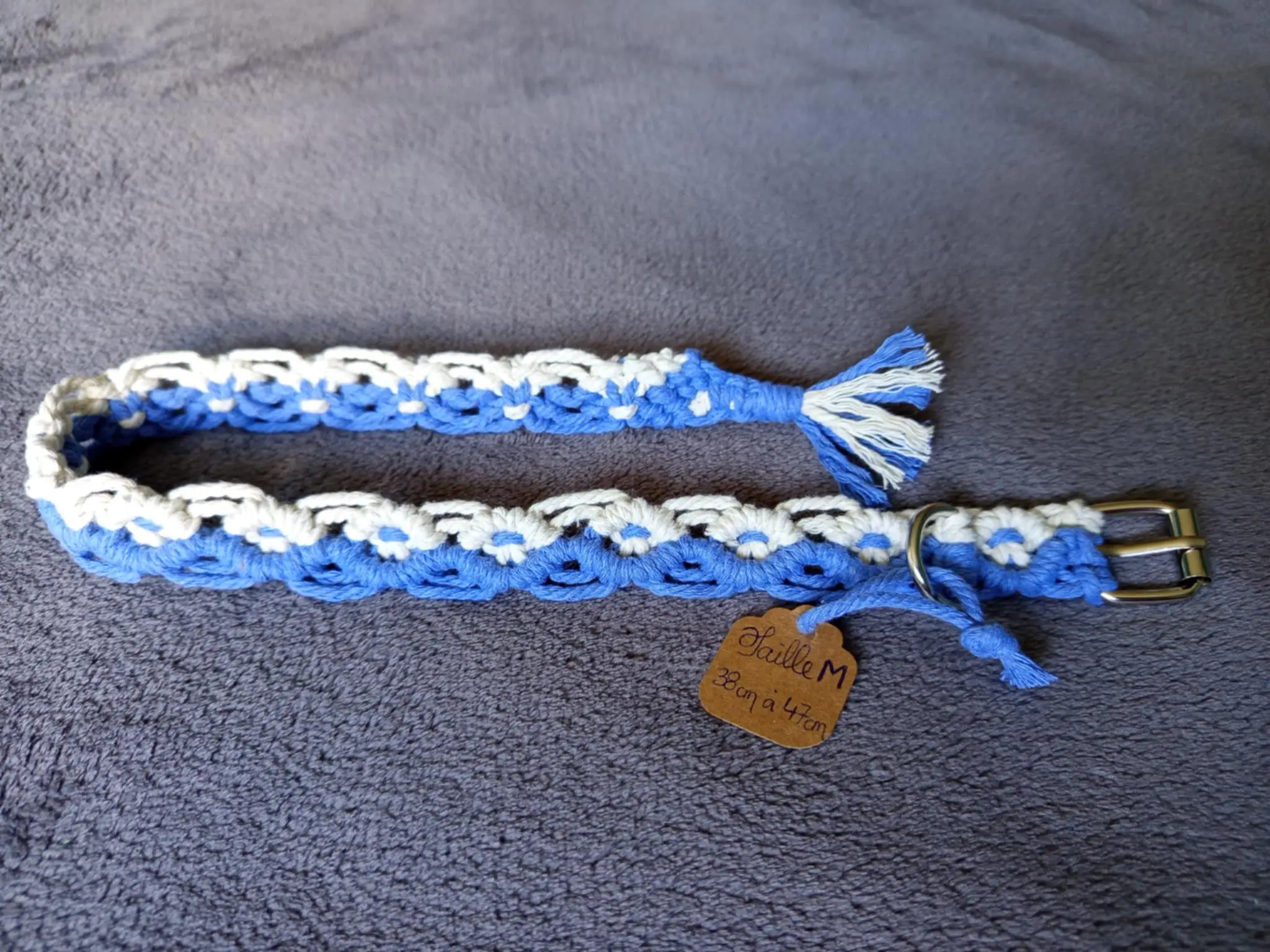 Collier pour chien en macramé, modèle Hatchi taille M couleur crème et bleu lavande