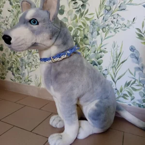 colliers pour chien en macramé, modèle Hatchi couleur crème et bleu lavande, sur un chien en peluche