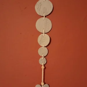 Suspension d'impression végétale sur argile auto durcissante, fil crème