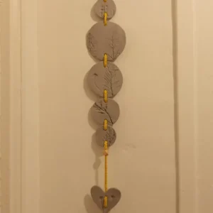 Suspension d'impression végétale sur argile auto durcissante, fil jaune
