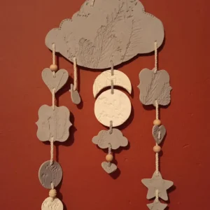 Nuage en suspension d'impression végétale sur argile auto durcissante, fil crème et gris