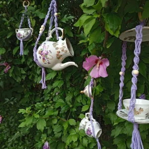 Service complet de mangeoire mauve modèle Mésange avec une tasse, une tasse chapeau, un pot de sucre, un pot de lait, une théière
