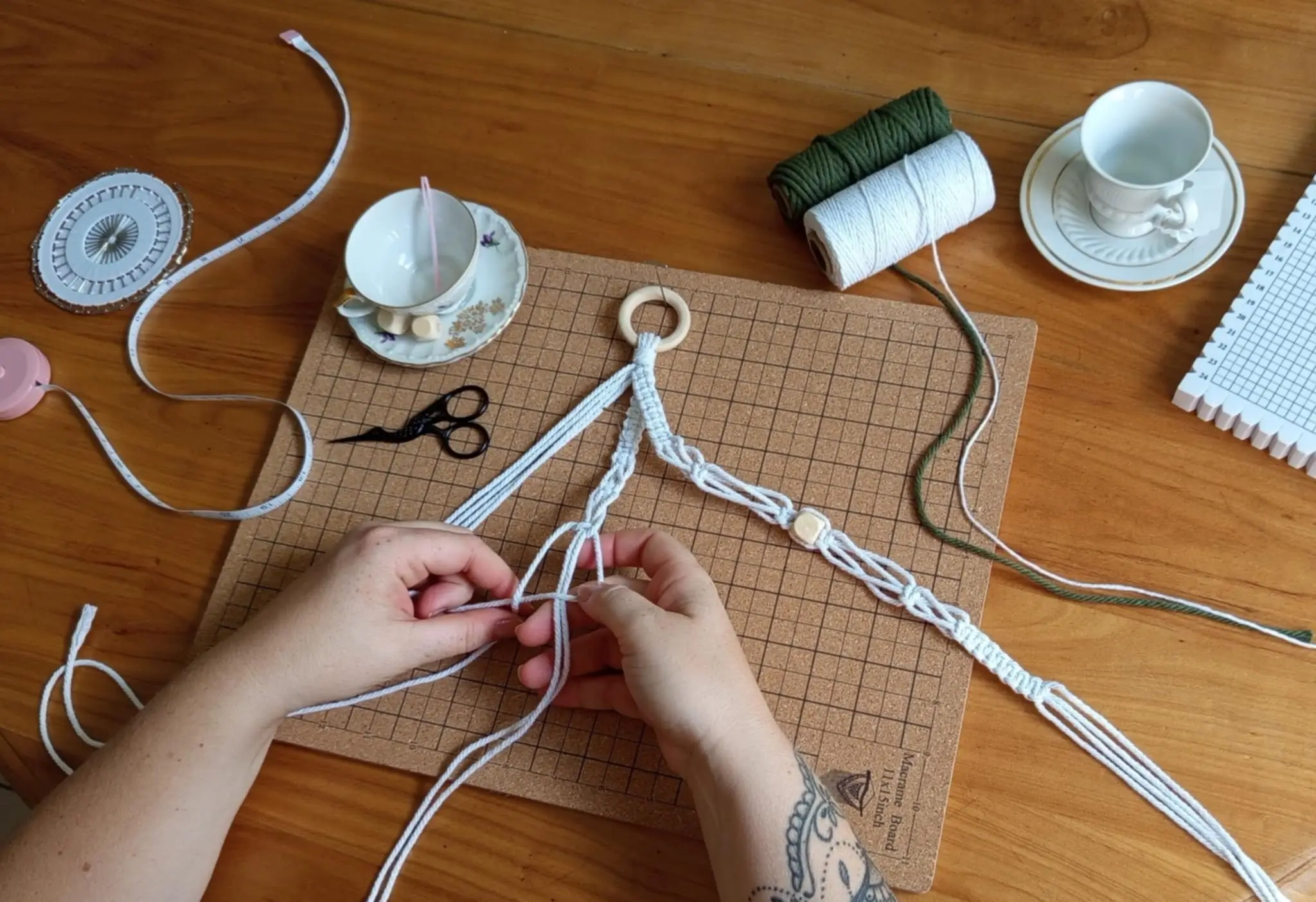atelier macramé, fils, tasse, macramé board, mètre