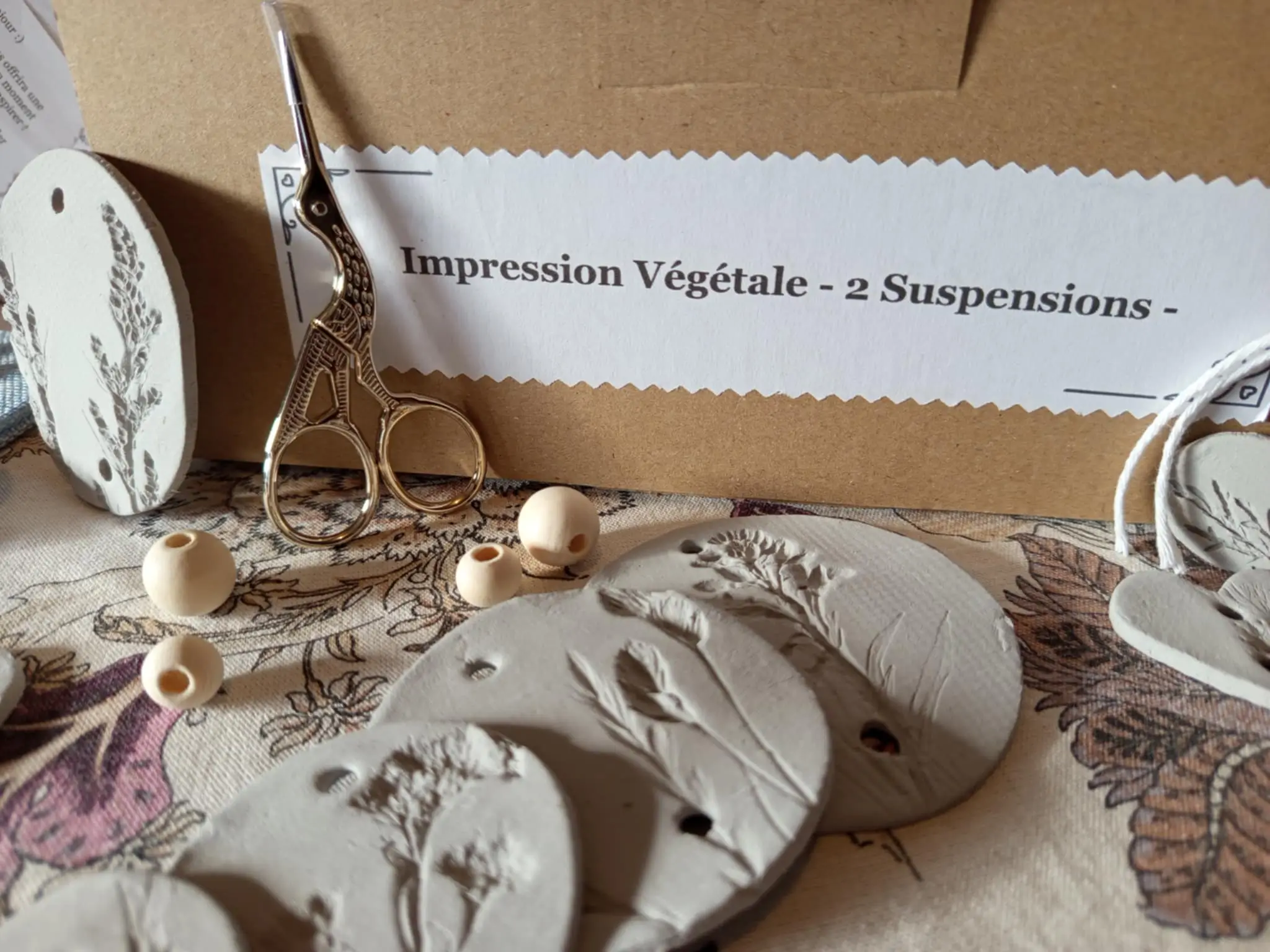 le kit DIY Impression Végétale - 2 suspensions - avec perle, ciseaux et argile.