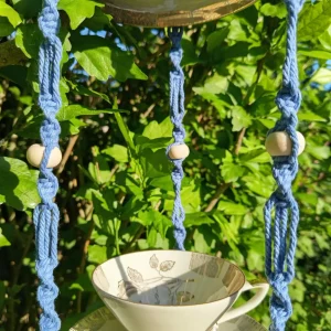 Mangeoire à oiseaux avec motif de rose et couleur blanc et or avec sous tasse au dessus qui sert de chapeau