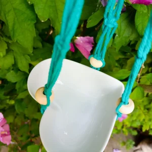 deux mangeoires Modèle troglodyte mignon dans un arbre en forme de coeur