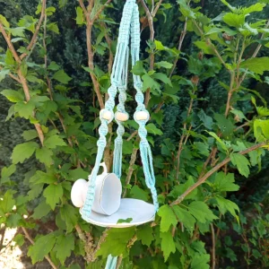 Une mangeoire modèle Roitelet dans un arbre