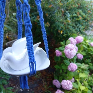 Une mangeoire modèle Roitelet , avec un oiseau, dans un arbre