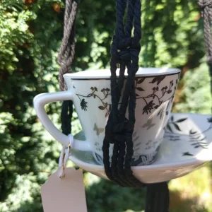 une mangeoire Modèle troglodyte mignon dans un arbre