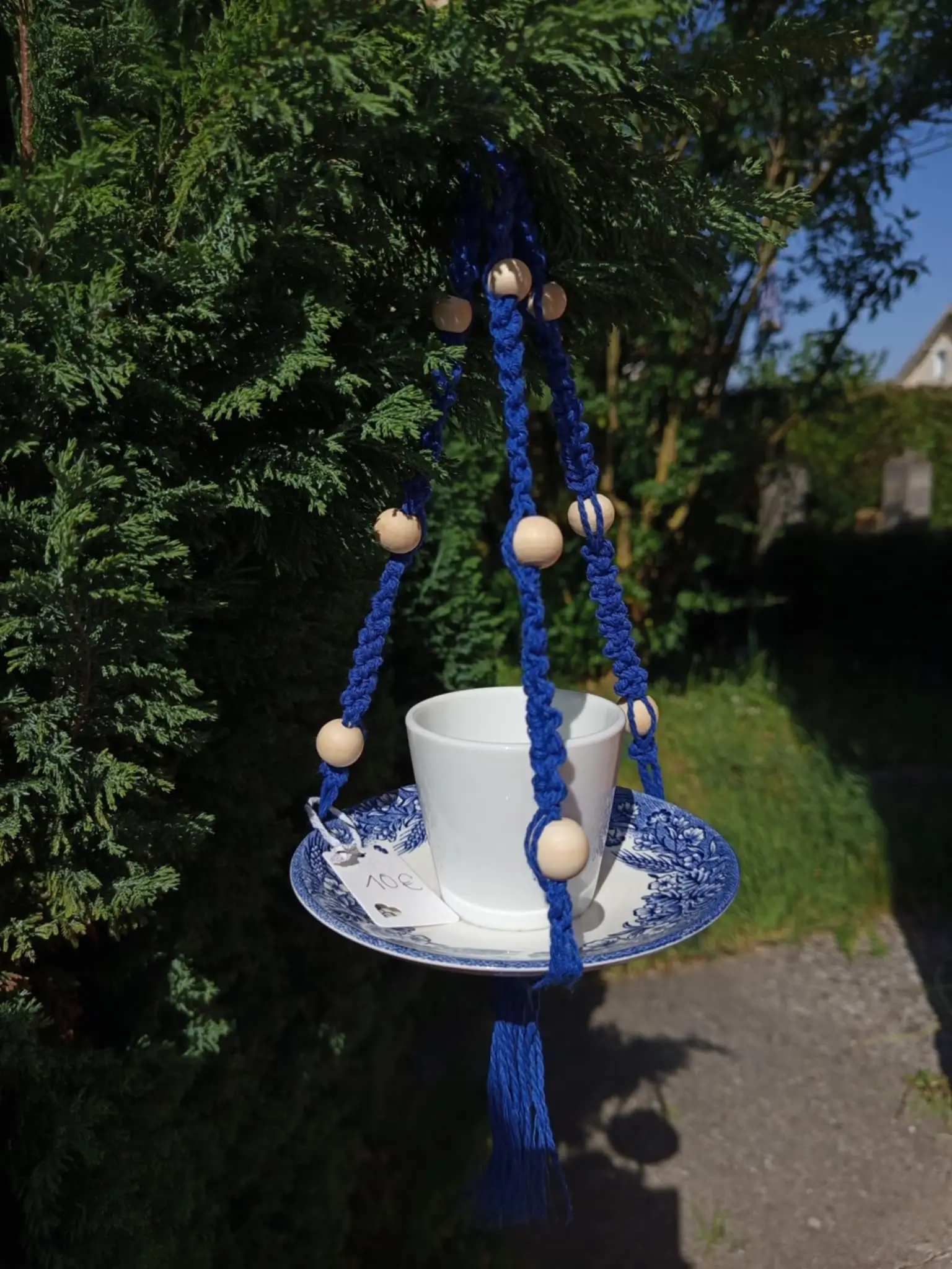 une mangeoire modèle colibri bleu dans un arbre
