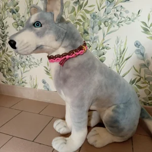 colliers pour chien en macramé, modèle Hatchi couleur rose et marron, sur un chien en peluche