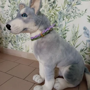 colliers pour chien en macramé, modèle Hatchi couleur mauve et kaki, sur un chien en peluche