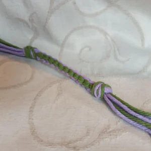Jouet pour chiens à mâchouiller en macramé couleur mauve et kaki