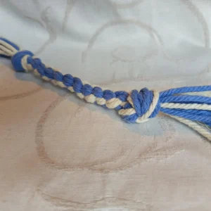 Jouet pour chiens à mâchouiller en macramé couleur crème et bleu lavande