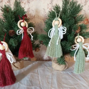 Décoration de noël,, quatre anges en fil de macramé avec une perle de couleur bordeaux et kaki