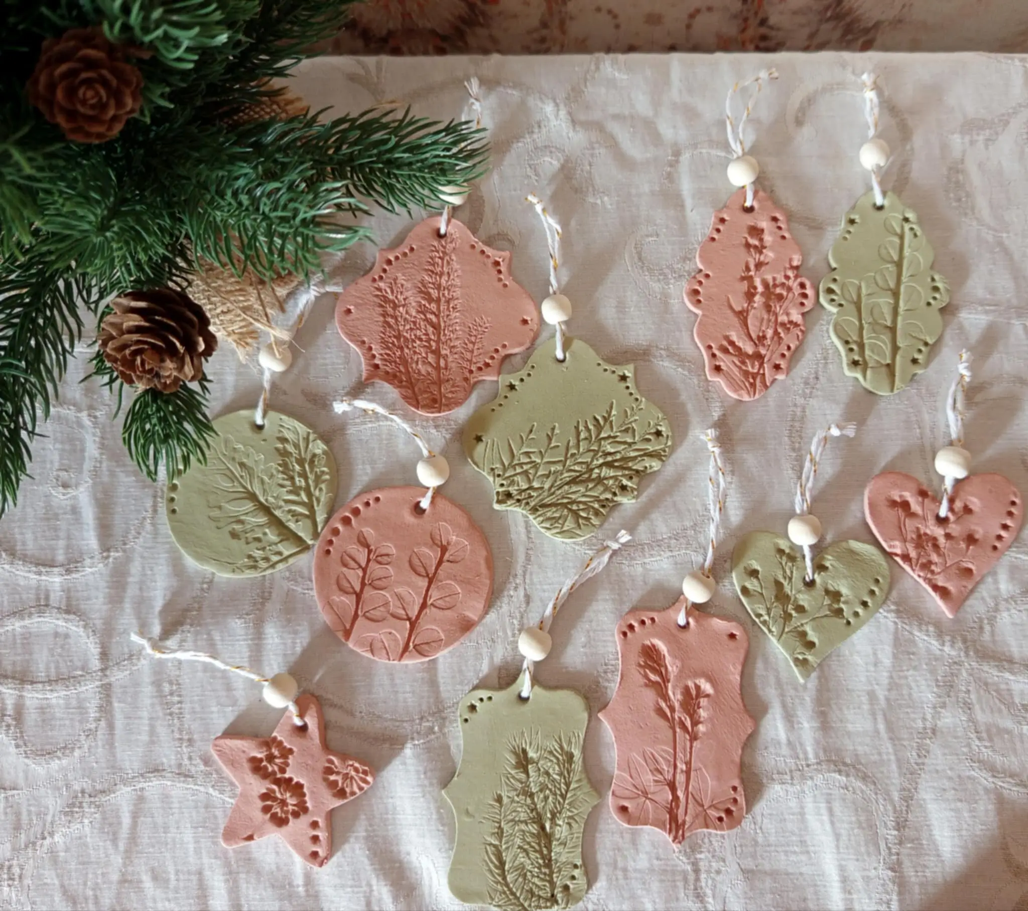Décoration de noël, des suspensions en impression végétale terracotta et kaki