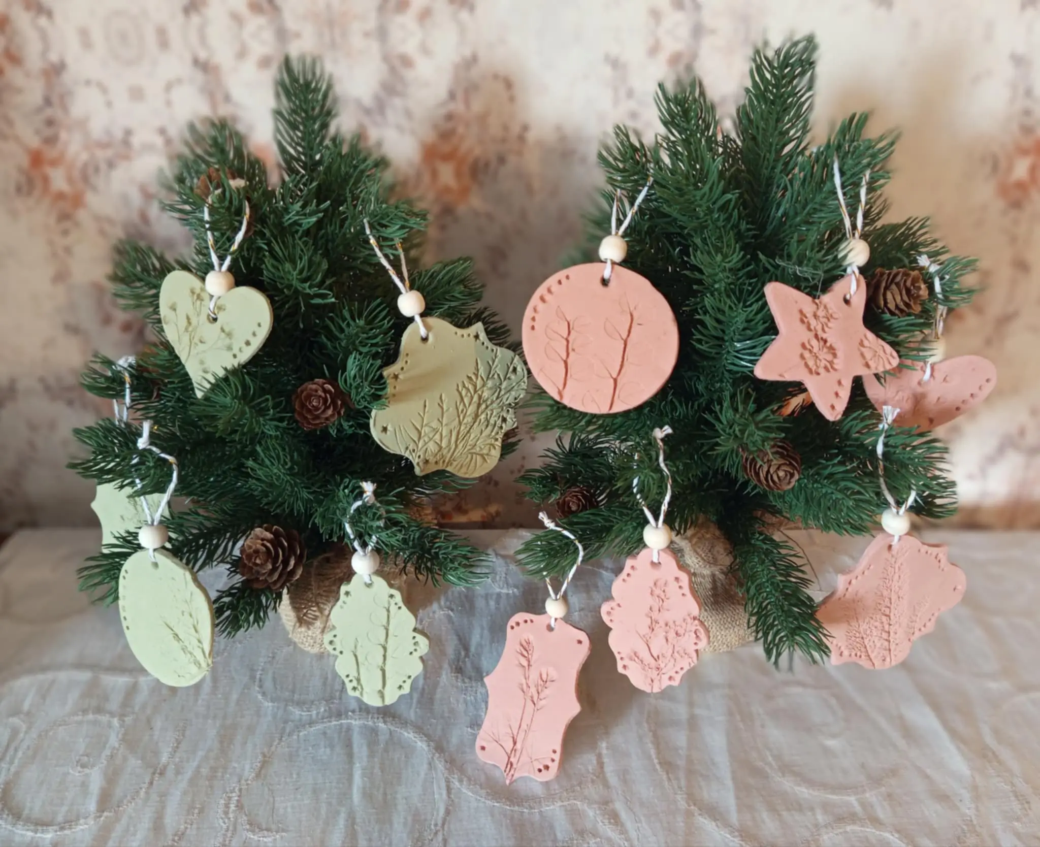 Décoration de noël, des suspensions en impression végétale terracotta et kaki