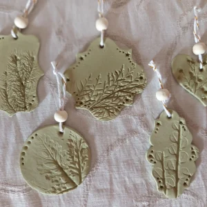 Décoration de noël, des suspensions en impression végétale aki