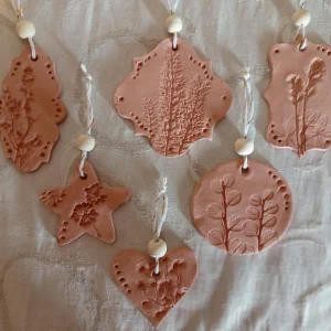 Décoration de noël, des suspensions en impression végétale terracotta