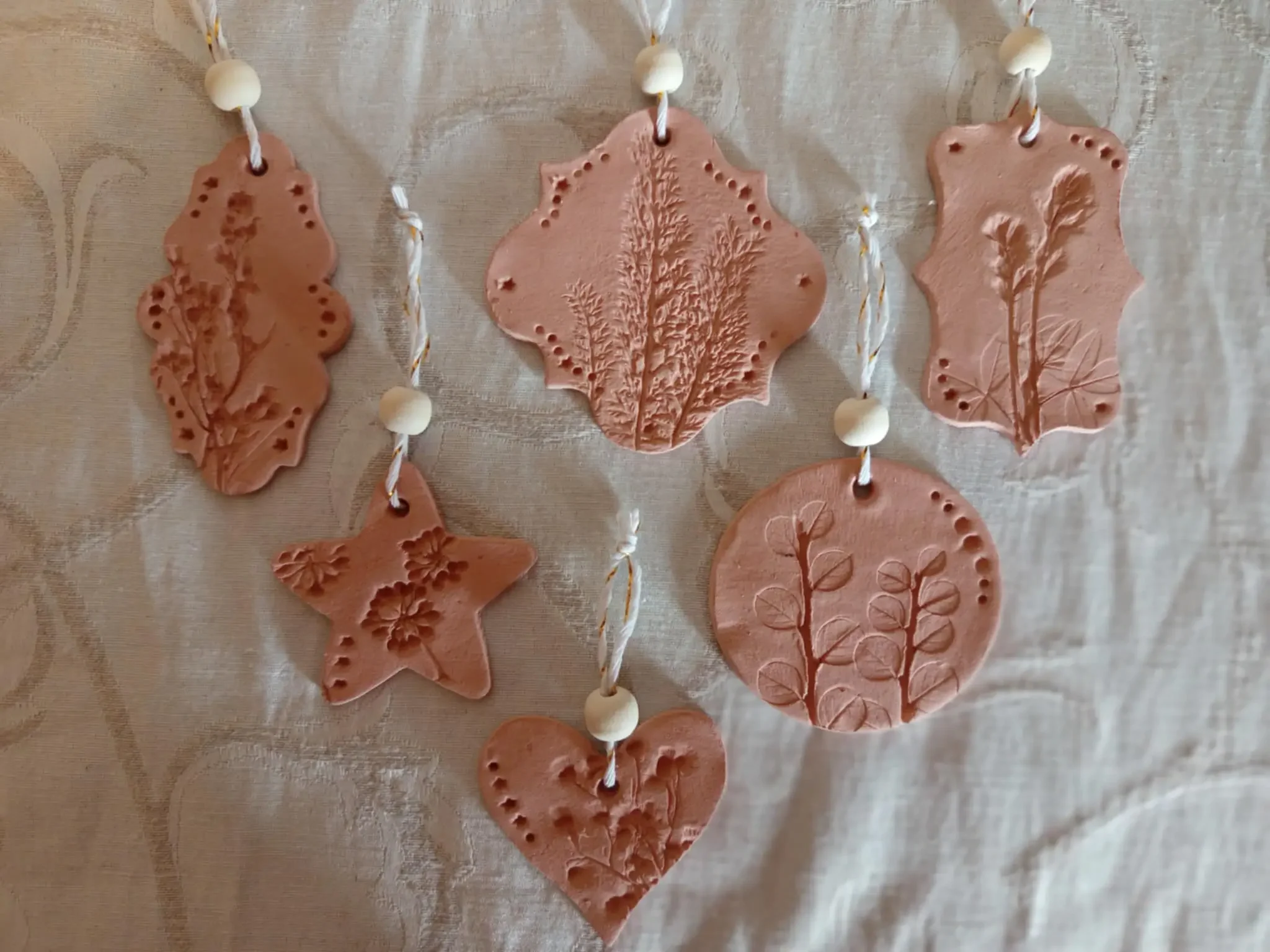 Décoration de noël, des suspensions en impression végétale terracotta