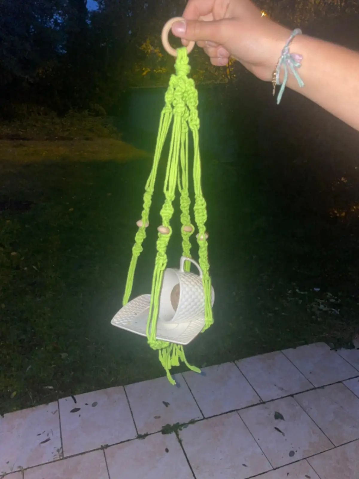 Mangeoire à oiseaux en kit, réalisé par vous, tasse blanche et fils de macramé vert fluo