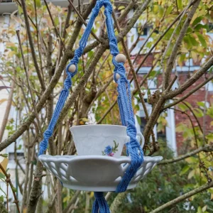 Mangeoire romantique bleu lavande suspendue dans un arbre