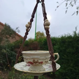 Mangeoire romantique marron suspendue dans un arbre