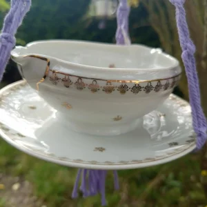 Mangeoire saucière mauve, modèle mésange, suspendu dans un arbre