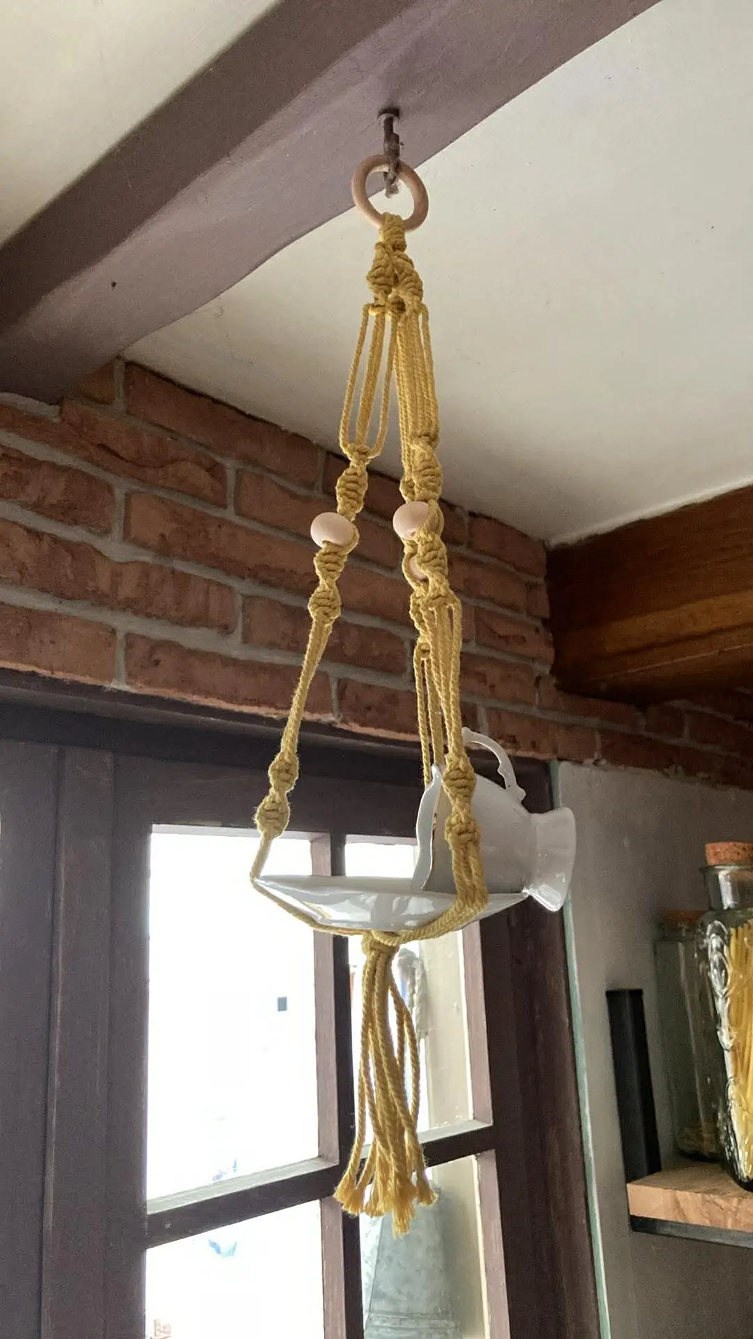 Mangeoire à oiseaux en kit, réalisé par vous, tasse blanche et fils de macramé jaune