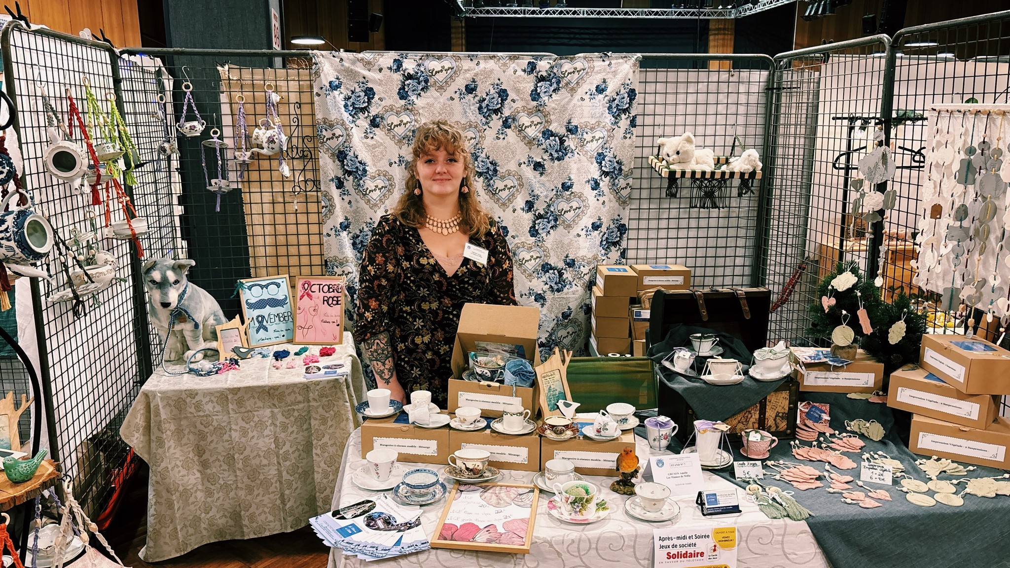 stand contenant toutes mes créations : hamacs à chat, collier pour chiens, kits, mangeoires, bougies